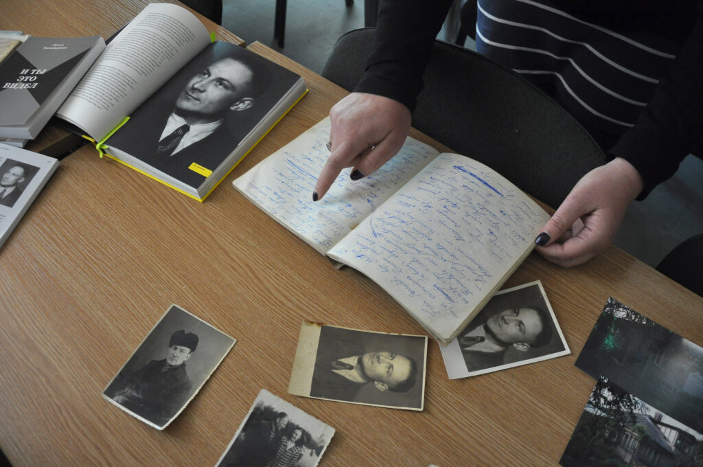 Kārļa Jankoviča Meita Anda Liniņa Ar Gimenes Bildēm Un Tēva Dienasgrāmatu